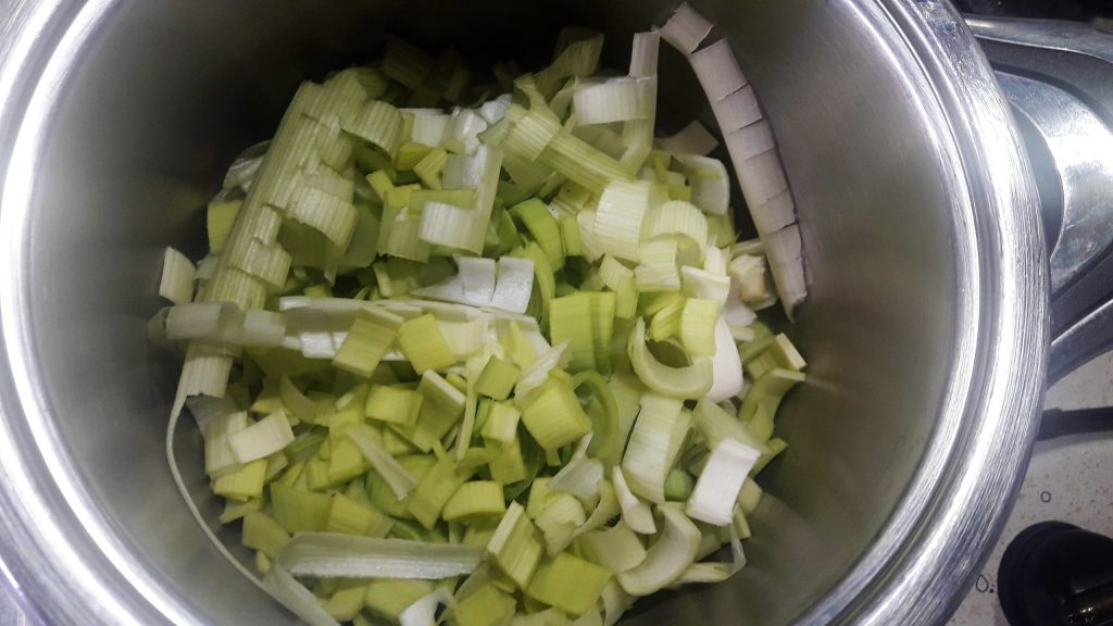 Lauch in den Topf geben