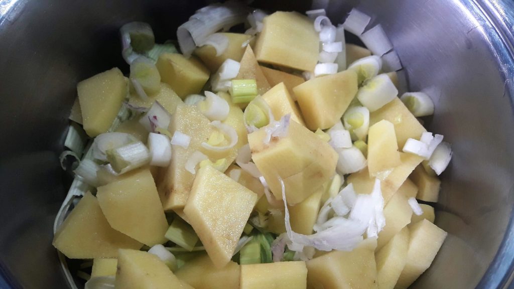 Schalotte in Ringe schneiden