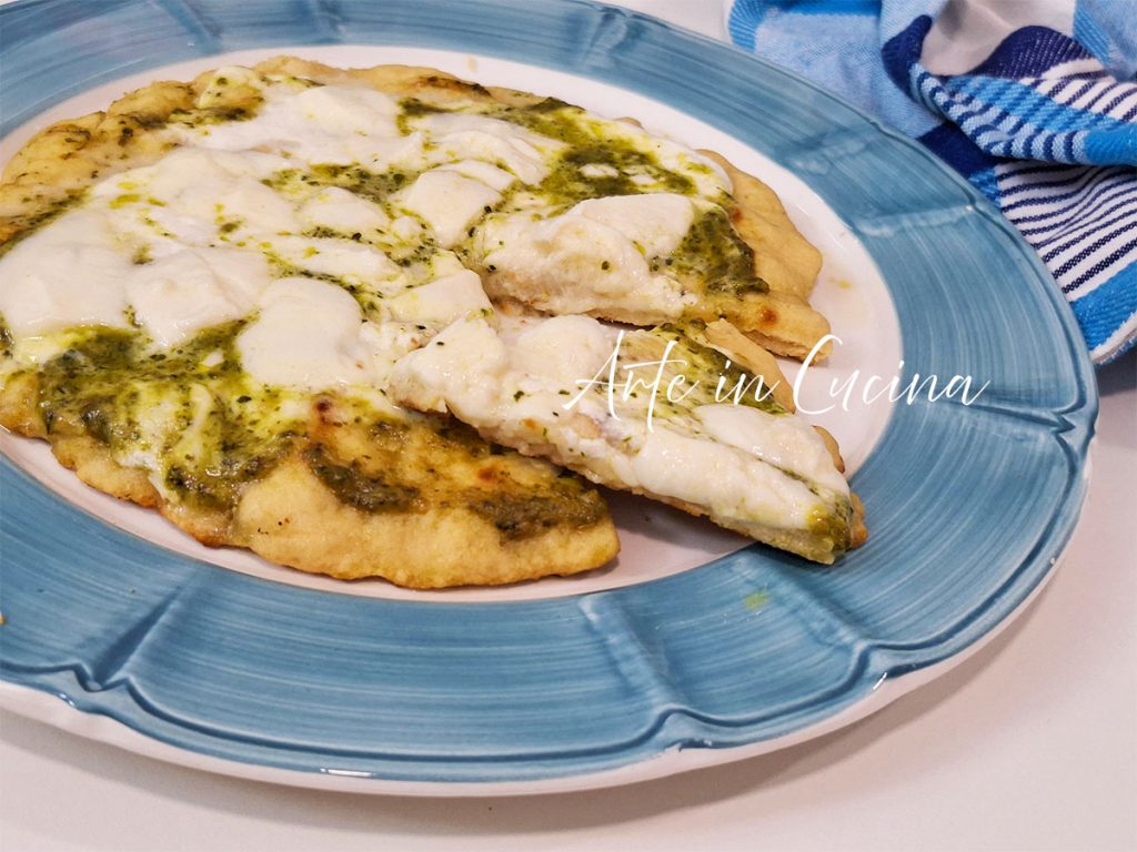 Schnelle Pizza mit Burrata und Pesto in 10 Minuten