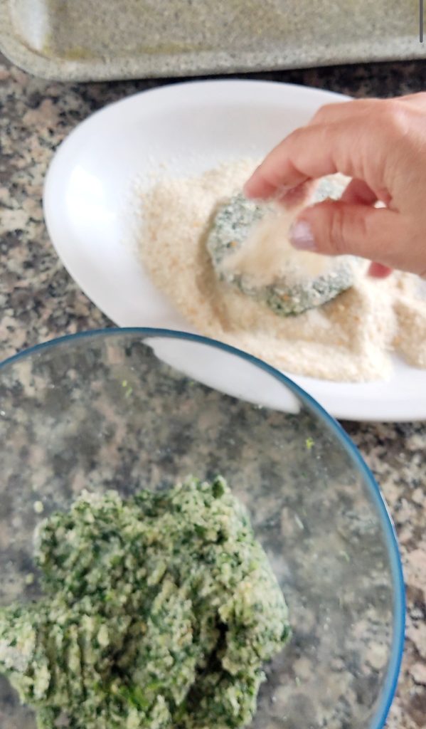 In Paniermehl wenden und auf Backblech legen