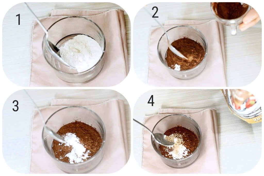 Zubereitung des Mug Cake ohne Ei mit Reismehl, Kakao, Backpulver und Süßstoff.