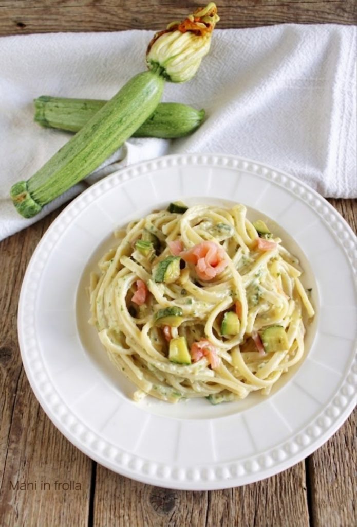 Pasta mit Zucchini-Creme und Lachs