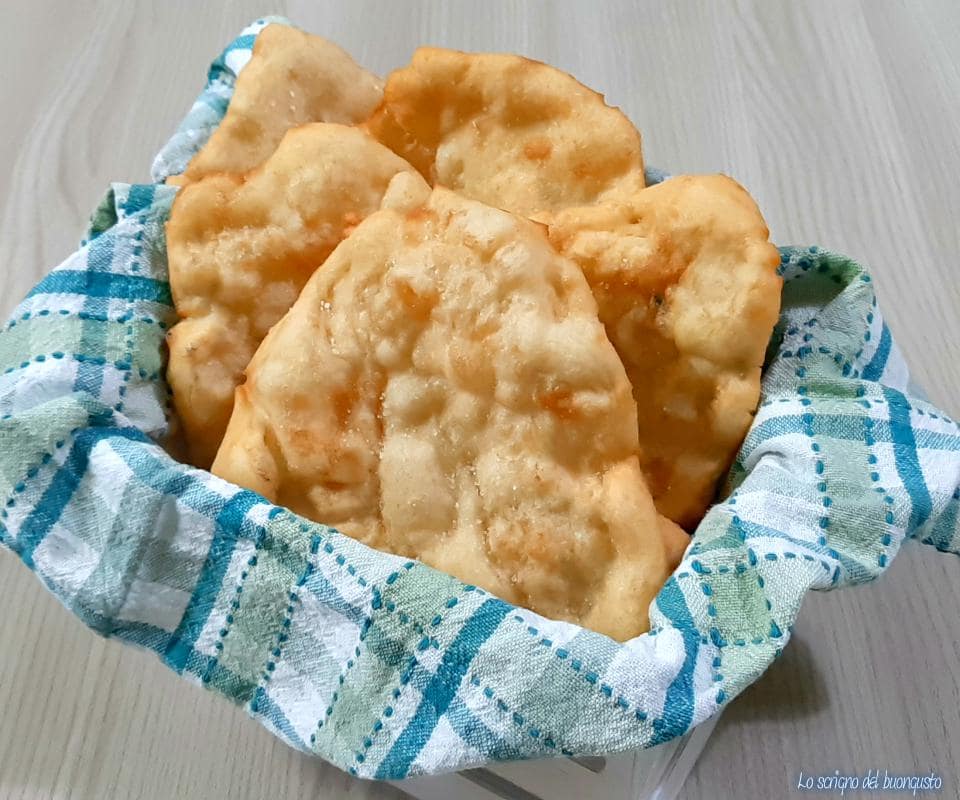 Klassische frittierte Pizzen