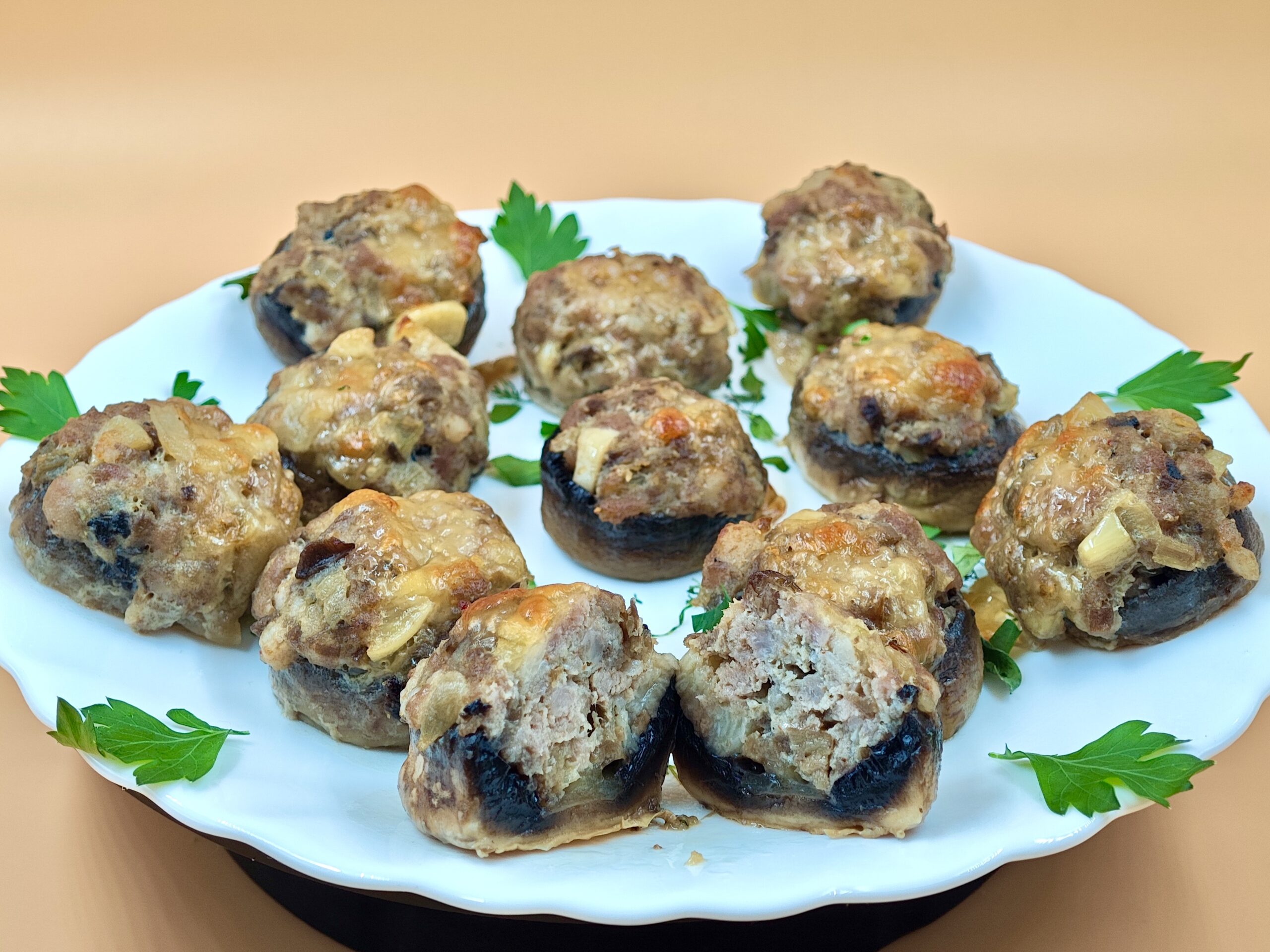 Gefüllte Champignons mit Hackfleisch und Mozzarella: einfaches und leckeres Rezept