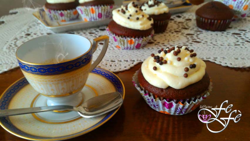 Glutenfreie Cupcakes mit Namelaka aus weißer Schokolade