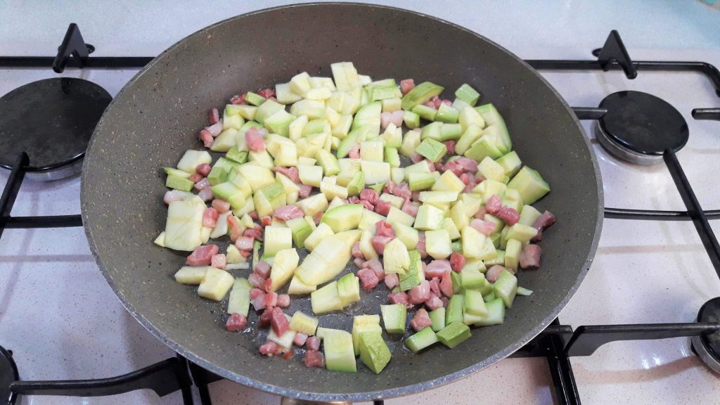 Blätterteig-Tarte mit Zucchini à la Carbonara. Entdecke den köstlichen Carbonara-Geschmack in einer wirklich himmlischen Blätterteig-Tarte.