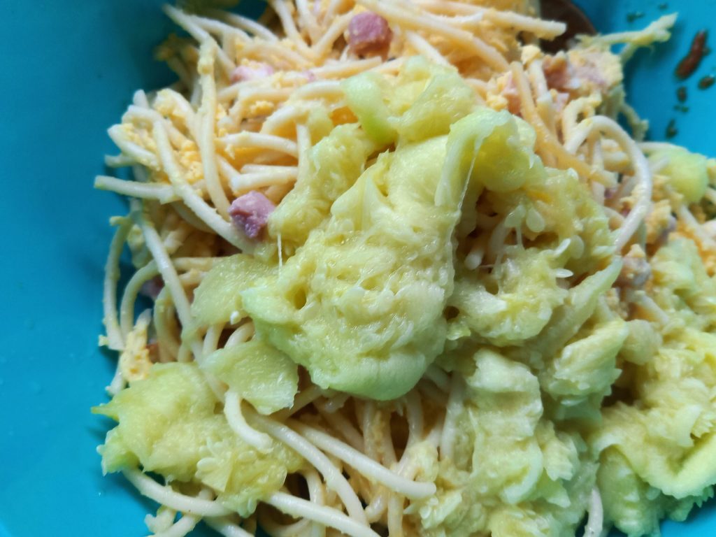 Mit Nudelauflauf gefüllte Zucchini