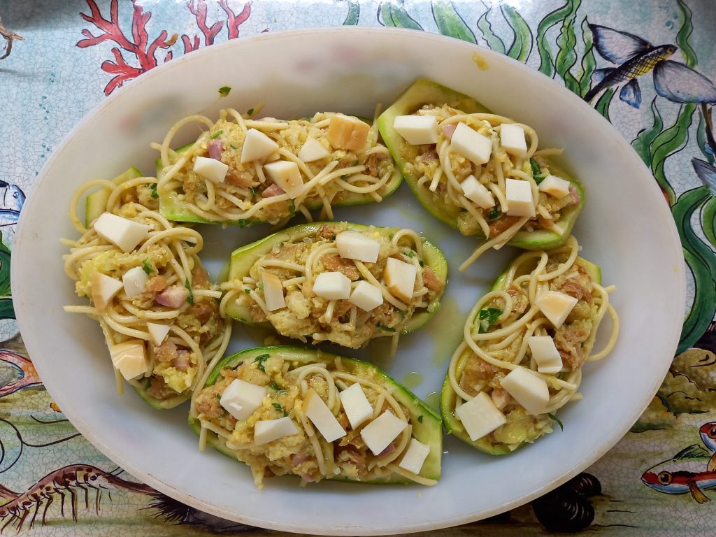 Mit Nudelauflauf gefüllte Zucchini