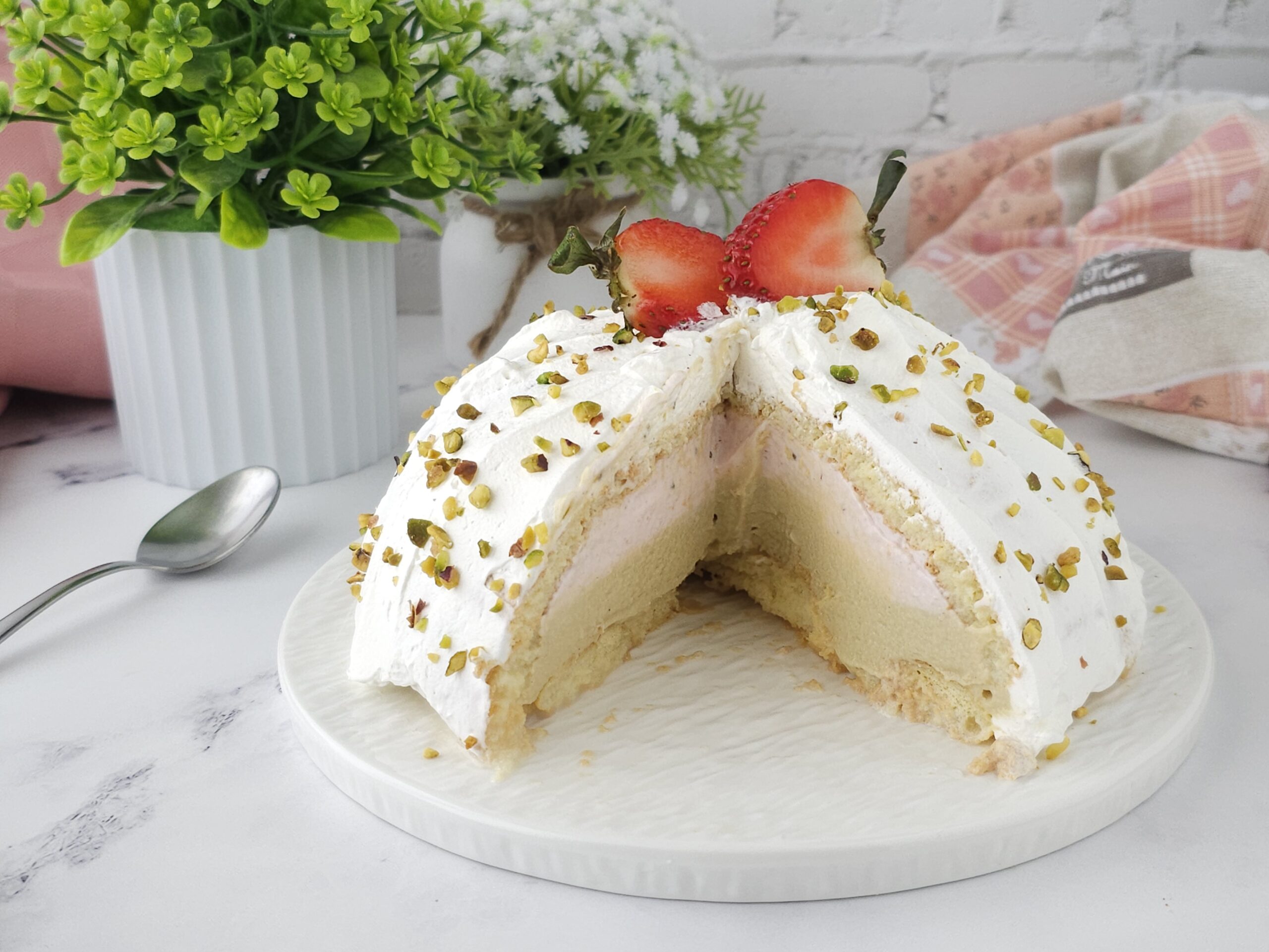 Zuccotto mit Erdbeeren und Pistazien