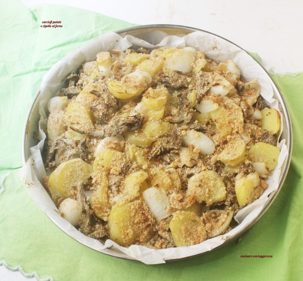 Artischocken, Kartoffeln und Zwiebeln aus dem Ofen