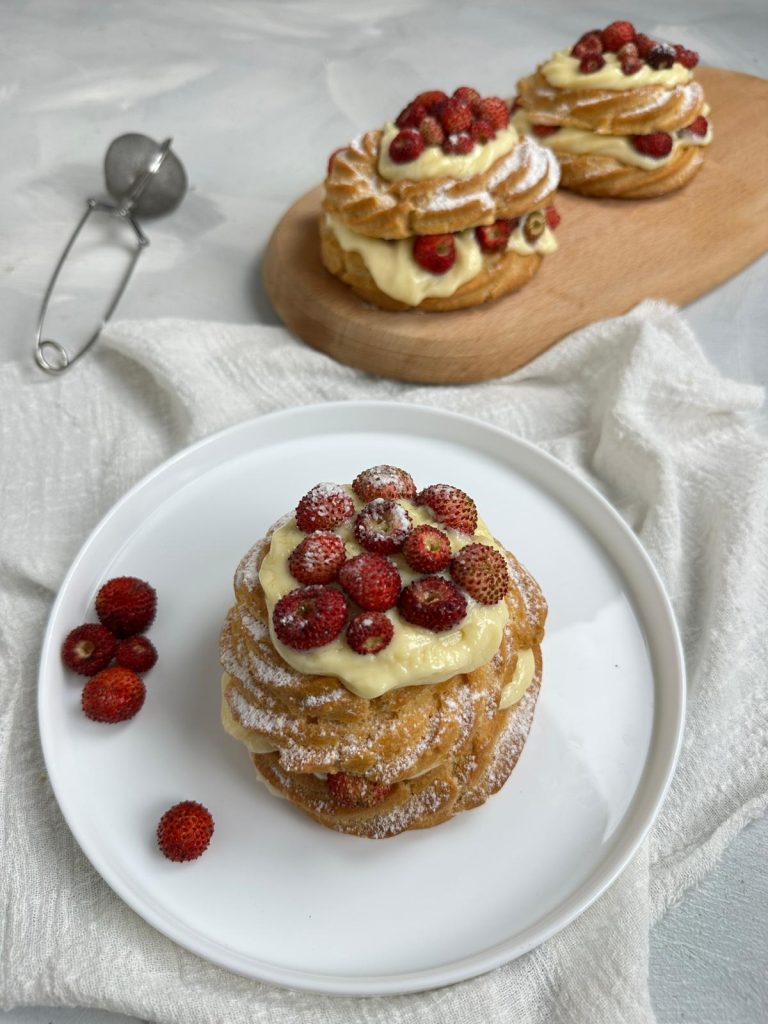 Zeppole mit Walderdbeeren