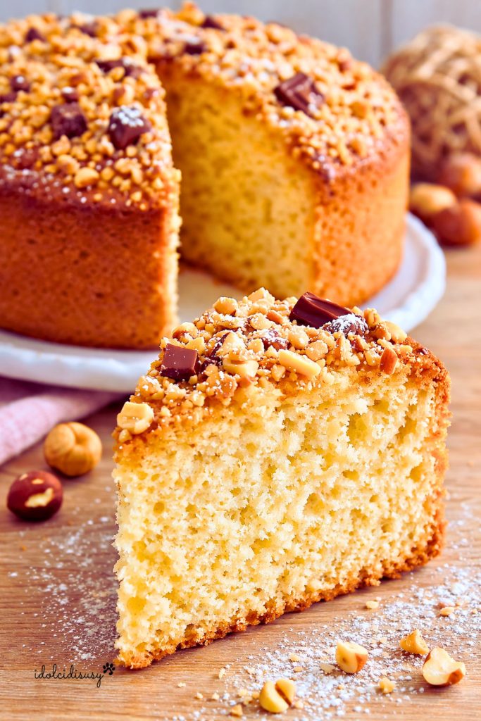 Stück fluffiger Eiweiß-Haselnuss-Kuchen mit Haselnusskrokant und Schokoladenstückchen, einfacher Kuchen für Frühstück und Nachmittag