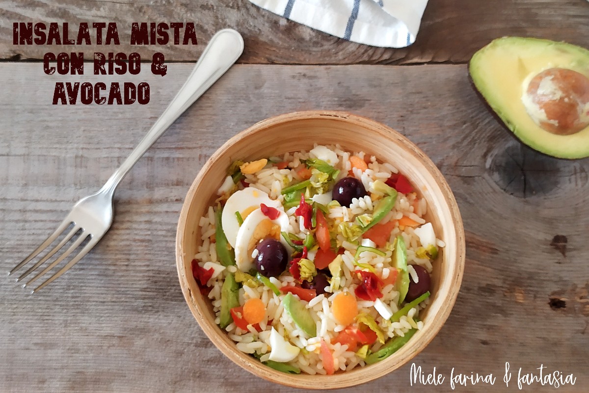 Gemischter Salat mit Reis und Avocado