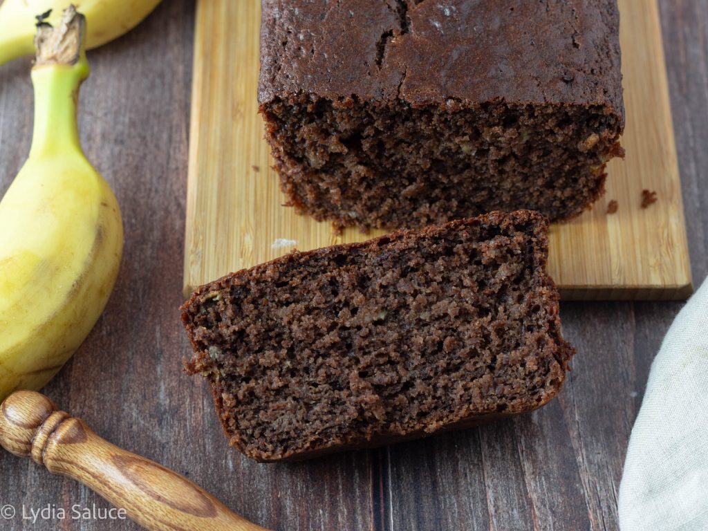 Bananenbrot mit Kakao und griechischem Joghurt