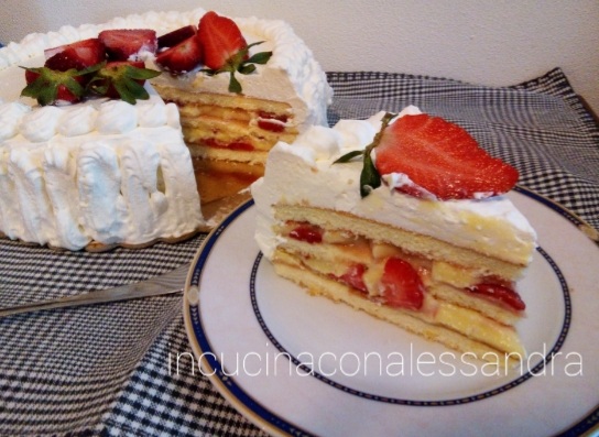 Biskuit mit Puddingcreme, Erdbeeren und Sahne