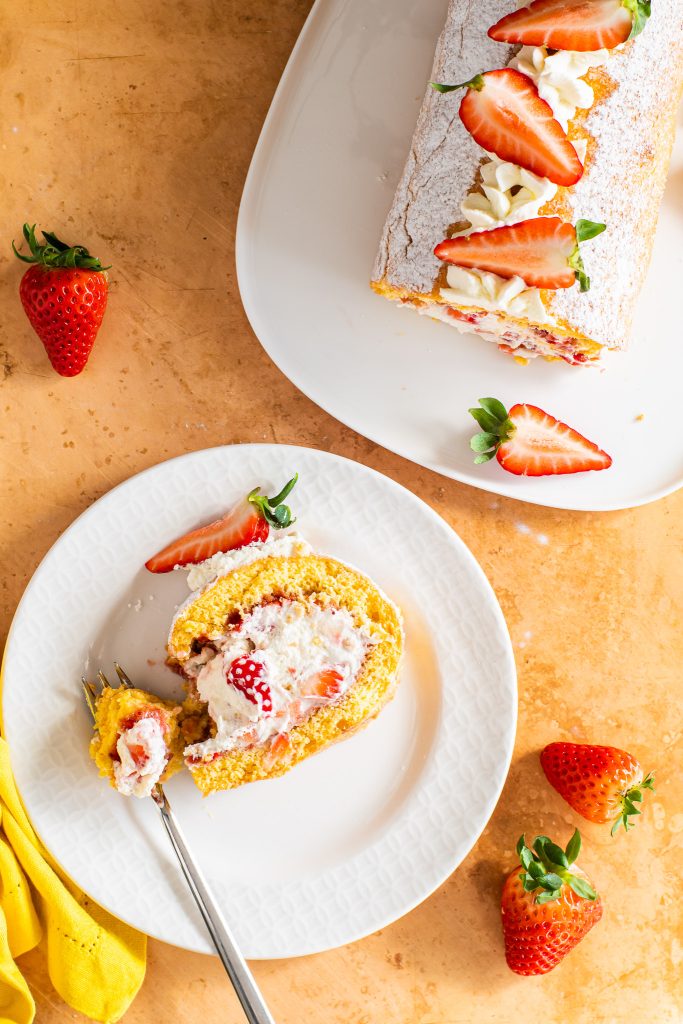 Biskuitrolle mit Sahne und Erdbeeren