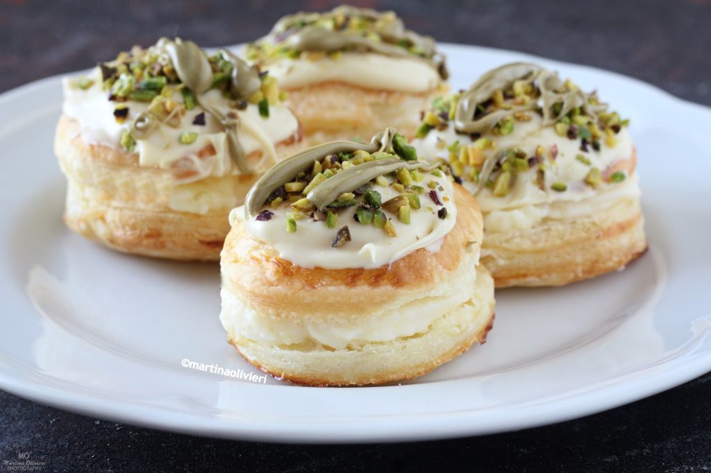 Blätterteig-Windbeutel mit Creme und Pistazien