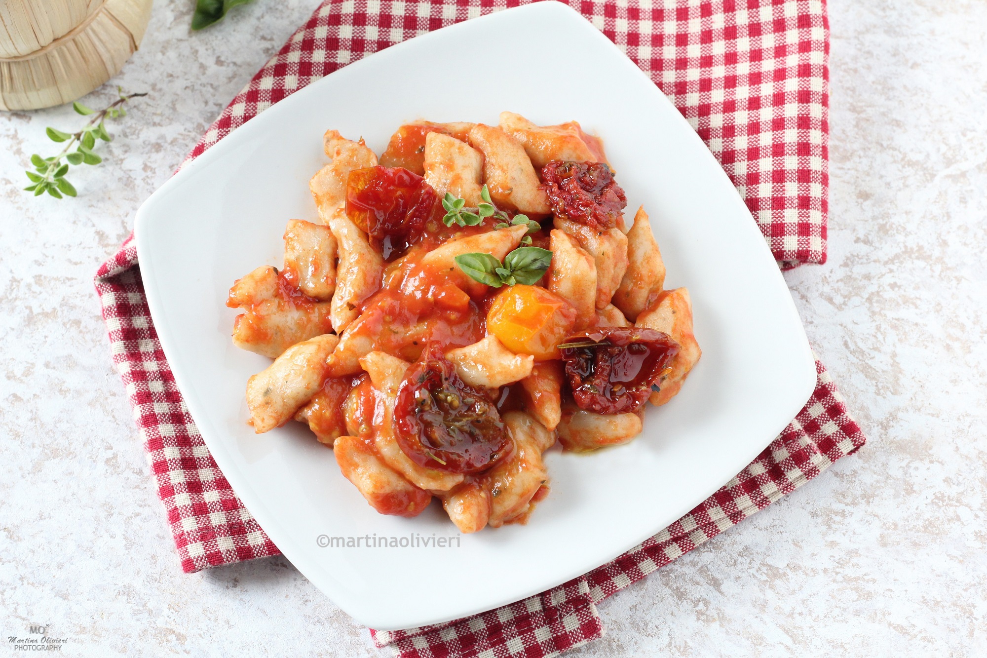 Bohnen-Gnocchi mit Sauce aus drei Tomaten