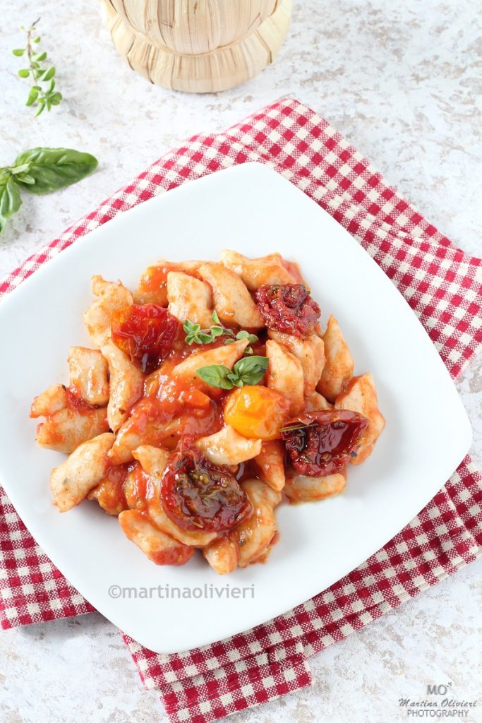 Bohnen-Gnocchi mit Sauce aus drei Tomaten