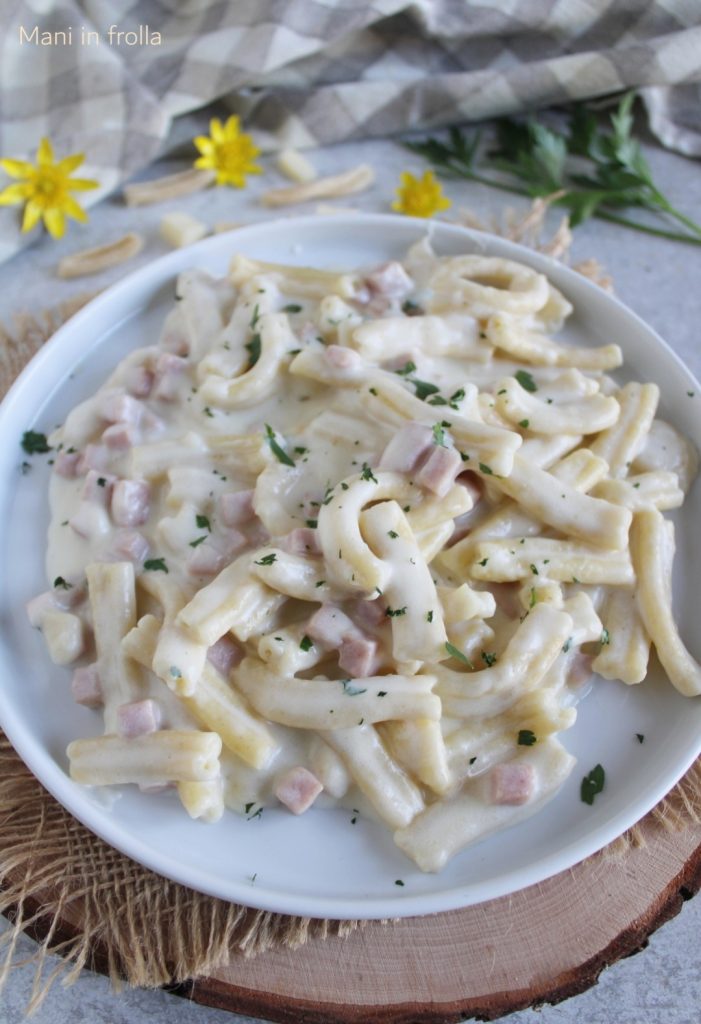 Casarecce Schinken und Fontina