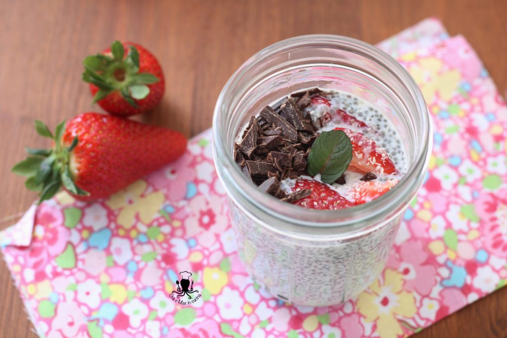 Chia-Pudding mit Erdbeeren und Zartbitterschokolade