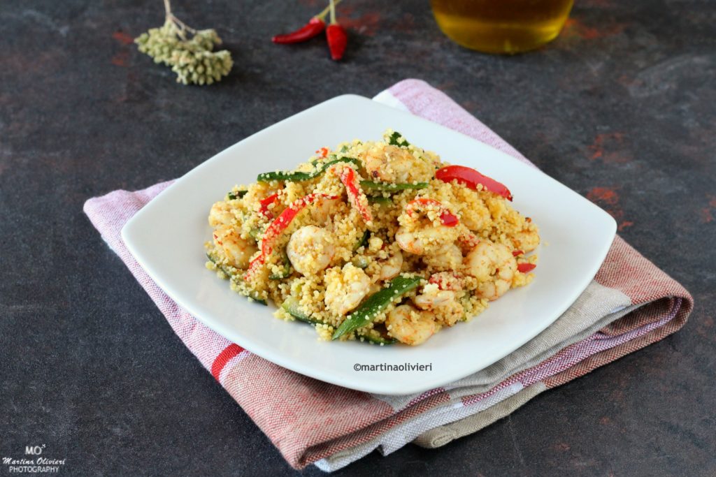 Couscous mit Zucchini, Paprika und würzigen Garnelen