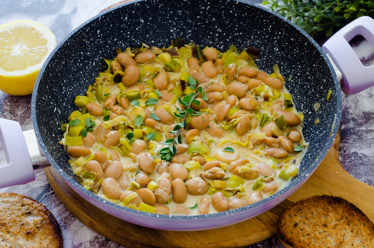 Cremige Bohnen mit Lauch und Zitrone: einfaches, günstiges Rezept in 20 Minuten
