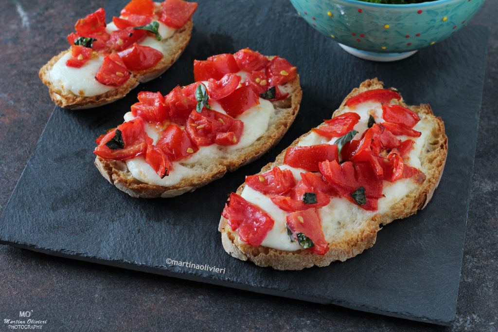 Crostini mit Pachino-Kirschtomaten und Mozzarella