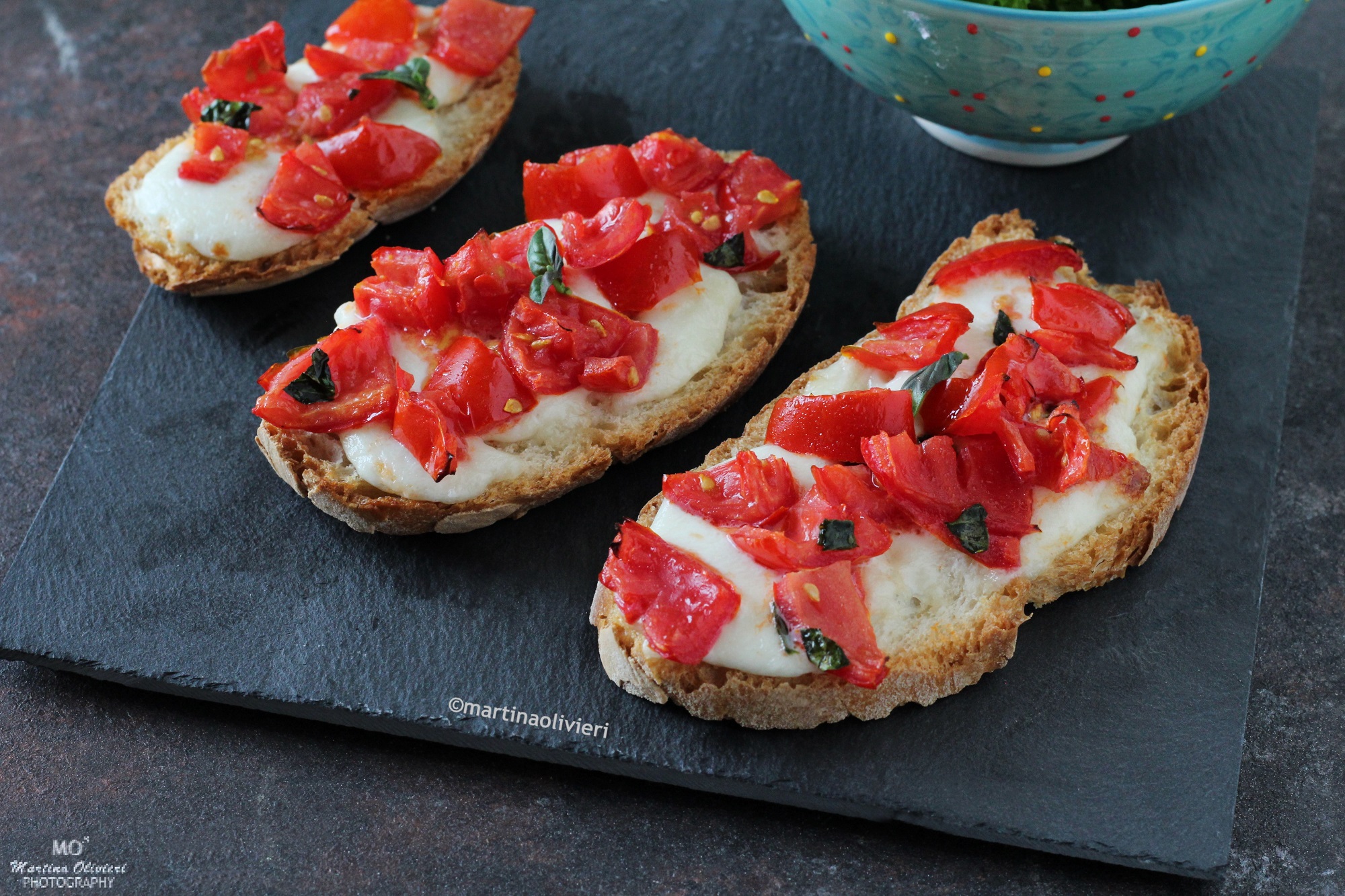 Crostini mit Pachino-Kirschtomaten und Mozzarella