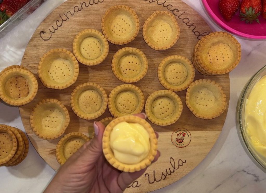 Mürbeteigkörbchen mit Creme und Erdbeeren