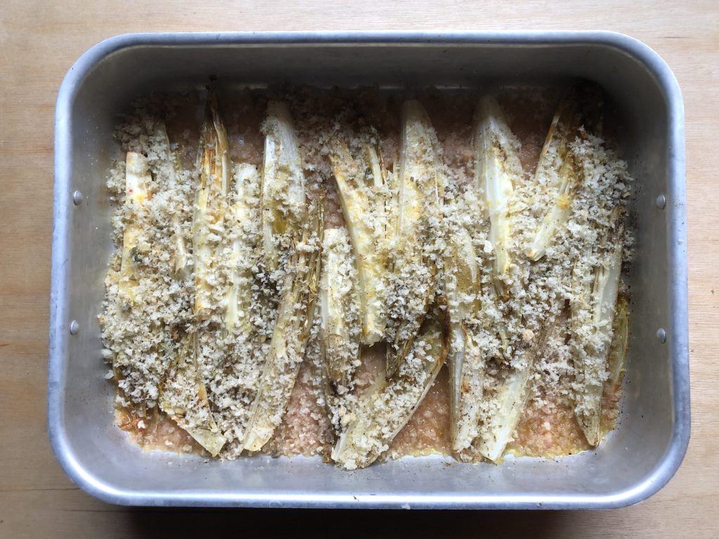 Endivien mit Brot-Kapern-Mischung