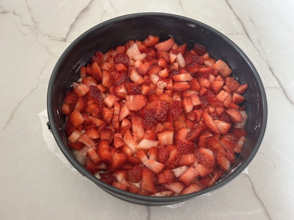 Erdbeeren auf dem Teig verteilen