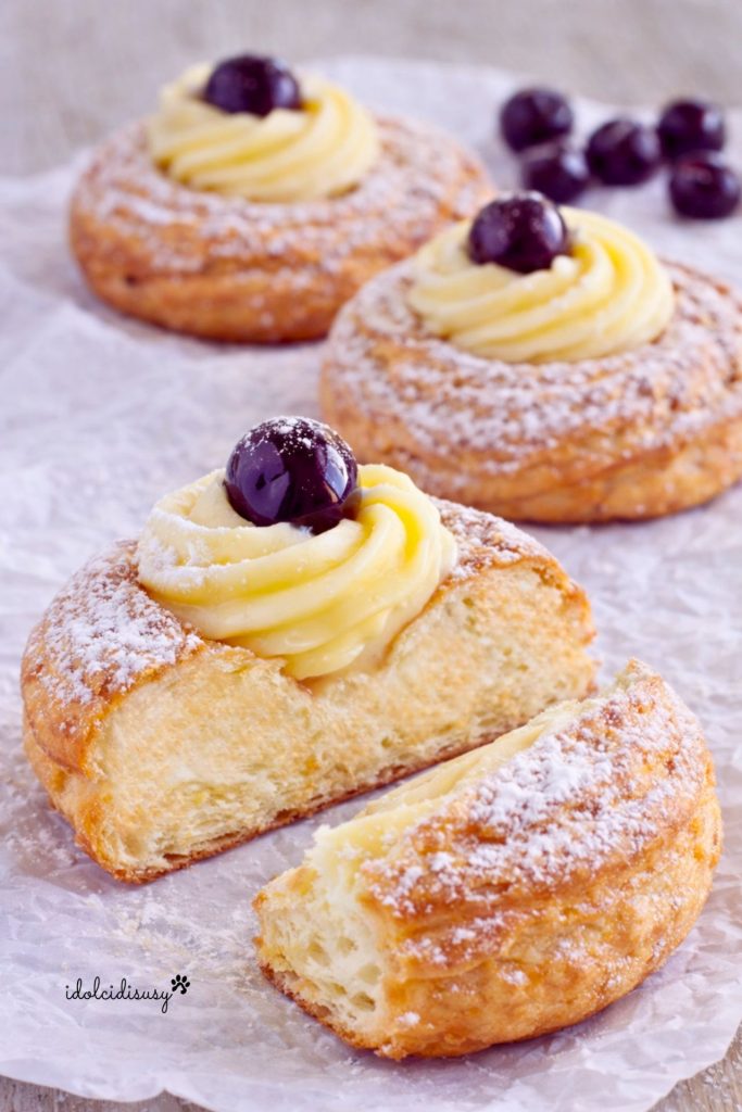 Zeppole di San Giuseppe (Bimby), frittiert mit Vanillecreme und Amarenakirsche, angeschnitten, um das weiche Innere zu zeigen