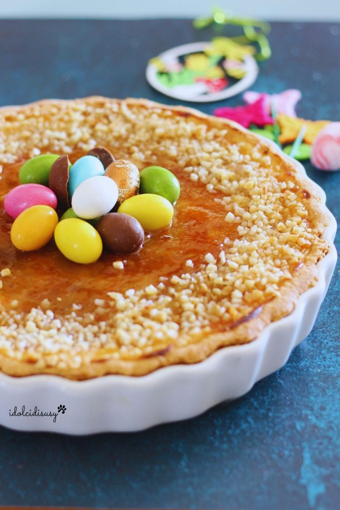 Crostata mit Ricotta und Marmelade mit bunten Ostereiern, Nahaufnahme