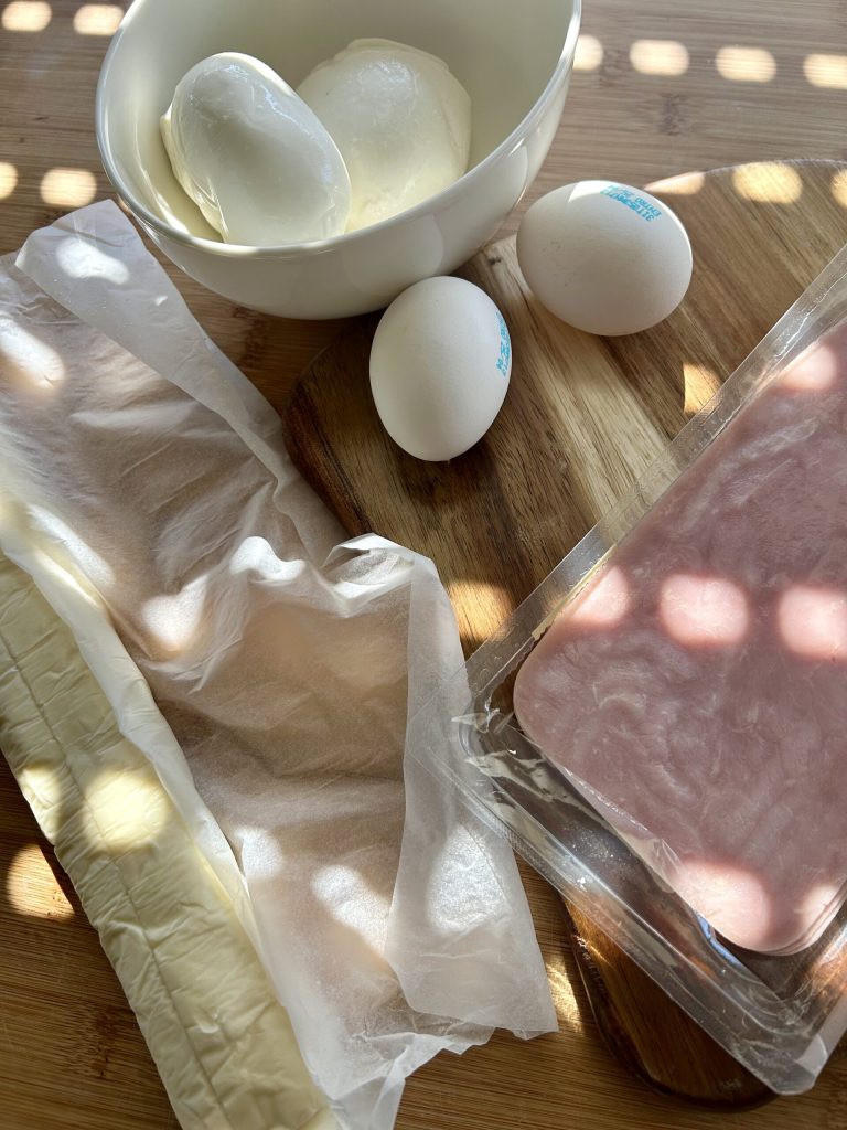Zutaten für die Tarte: Blätterteig, Eier, Mozzarella und Kochschinken