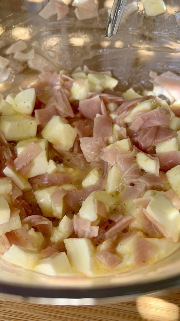 Füllung aus Eiern, Mozzarella und Kochschinken fertig gemischt