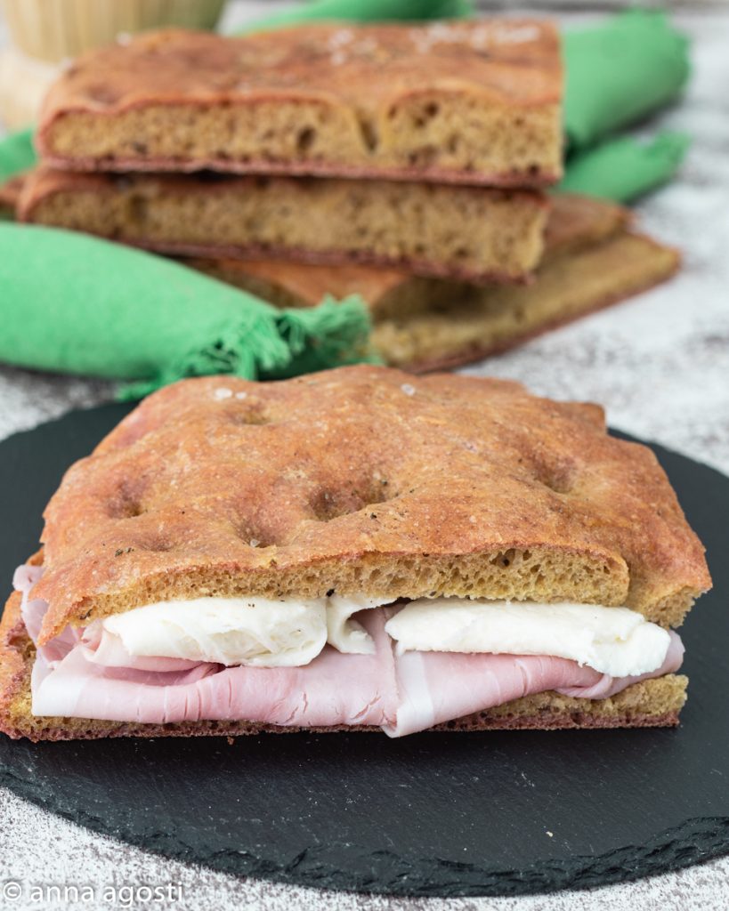 Focaccia mit roter Bete und Direktteig