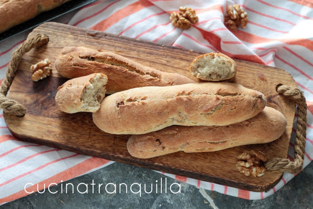 Halbvollkorn-Brotstangen mit Walnüssen