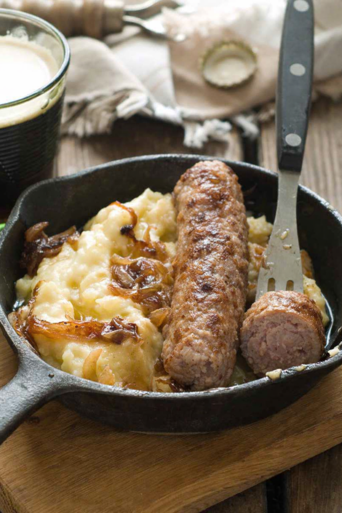 Hausgemachte Schweinswürstchen mit Colcannon und Apfelsoße