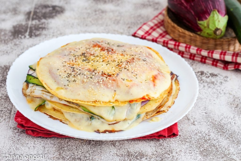 Herzhafter Crepes-Kuchen mit Gemüse