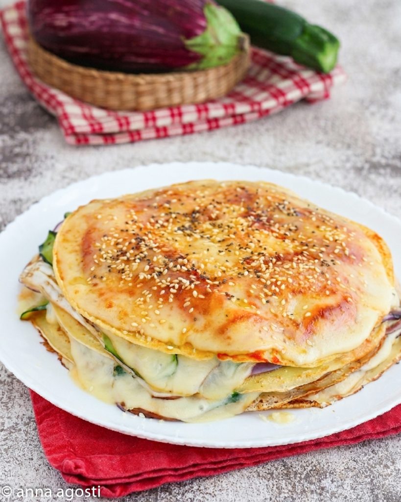 Herzhafter Crepes-Kuchen mit gegrilltem Gemüse