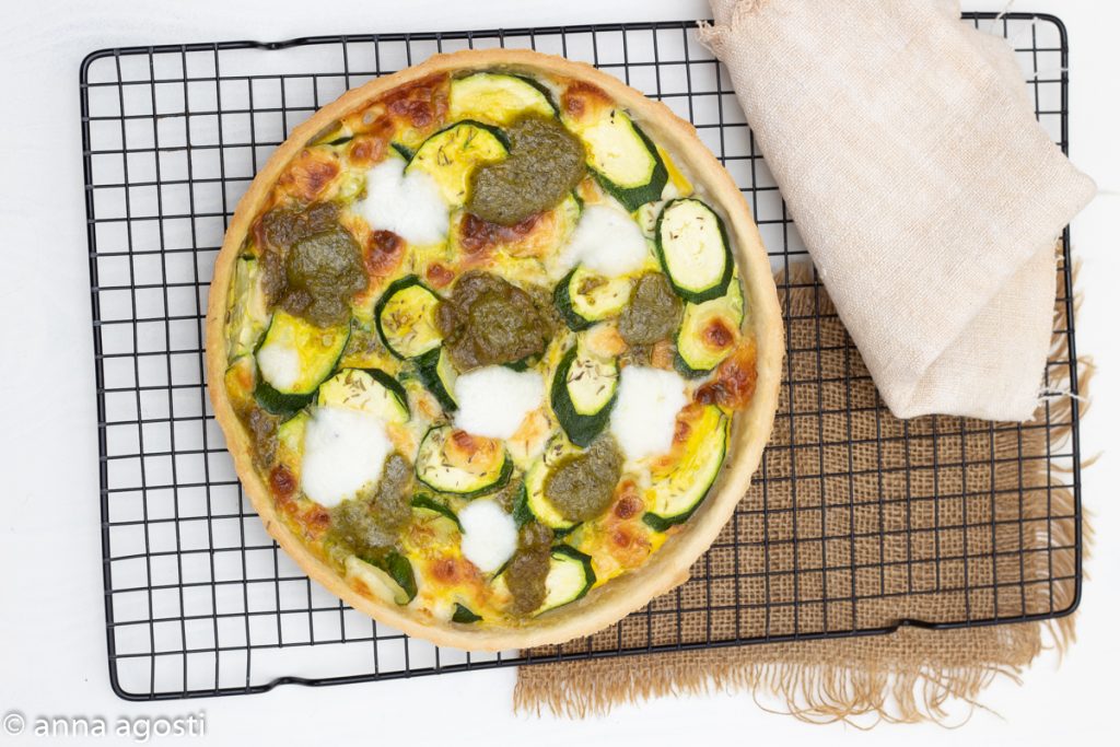 Herzhafter Kuchen mit Zucchini, Mozzarella und Pesto