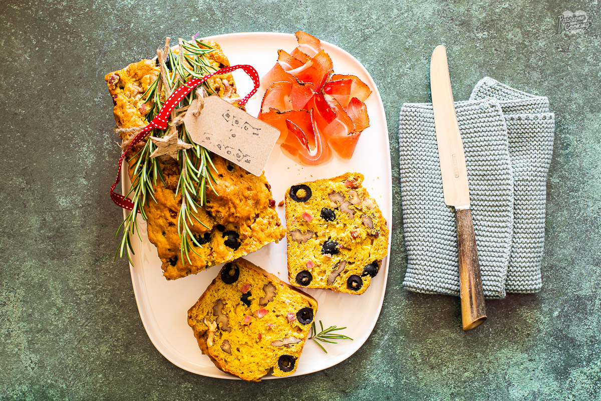 Herzhafter Plumcake mit Speck, Oliven und Walnüssen