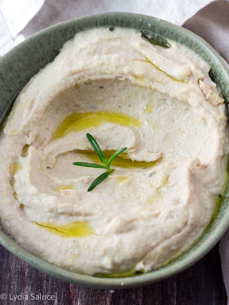 Hummus aus weißen Bohnen mit Rosmarin