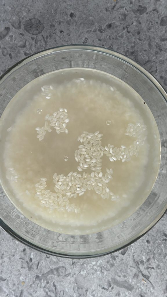 Reis unter fließendem Wasser waschen