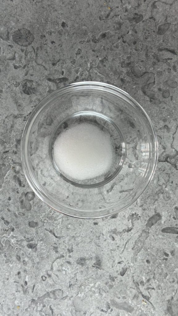 Würzmischung aus Reisessig und Zucker vorbereiten