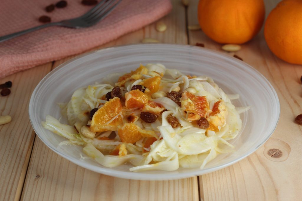 Fenchel-Orangen-Salat mit Mandeln und Rosinen