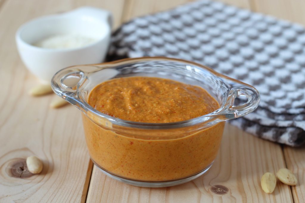 pesto aus gerösteten paprika mandeln und kapern