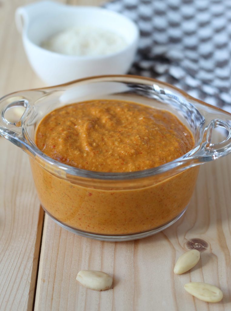 pesto aus gerösteten paprika mandeln und kapern