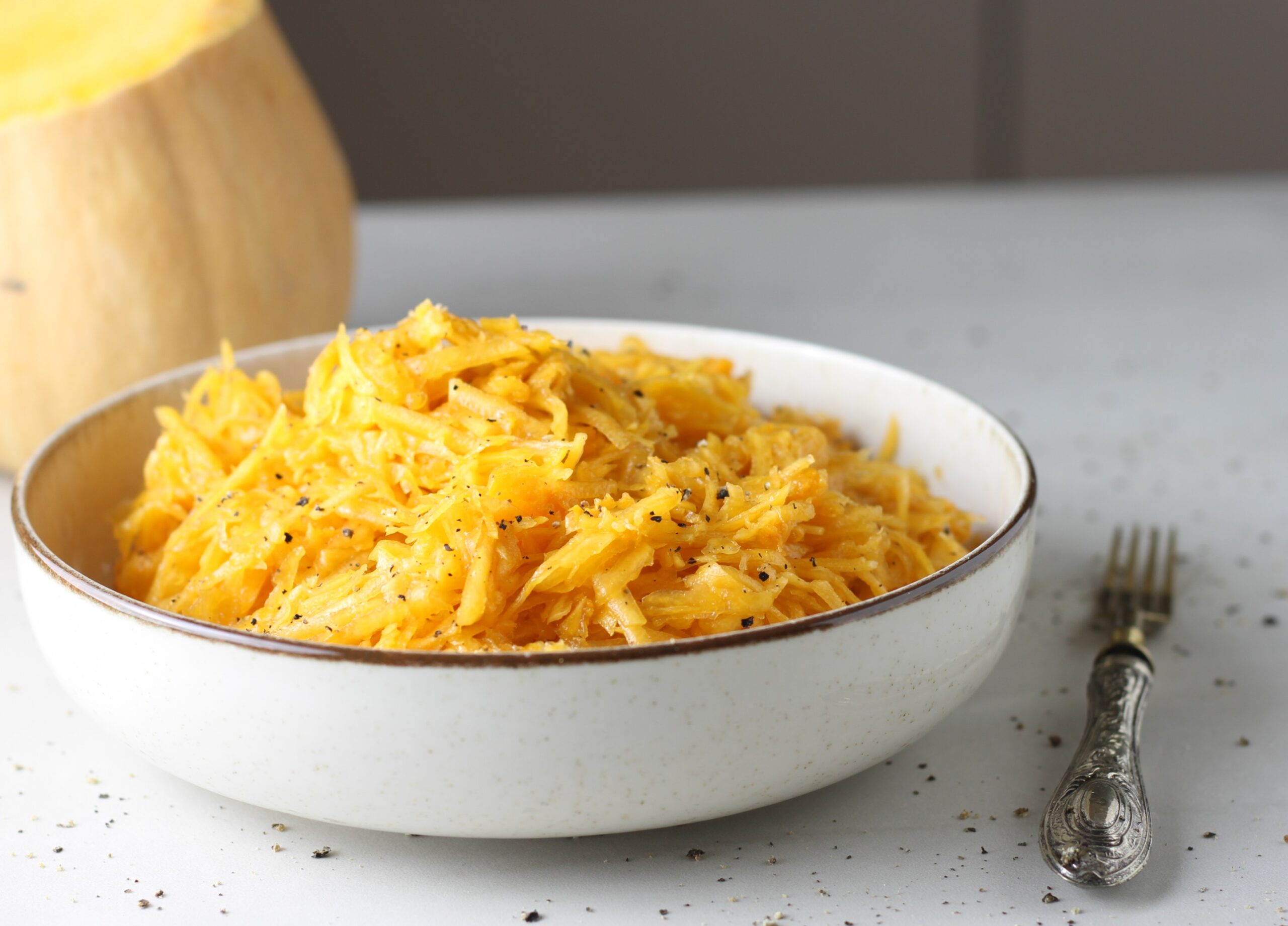 Salat aus rohem, geriebenem Kürbis